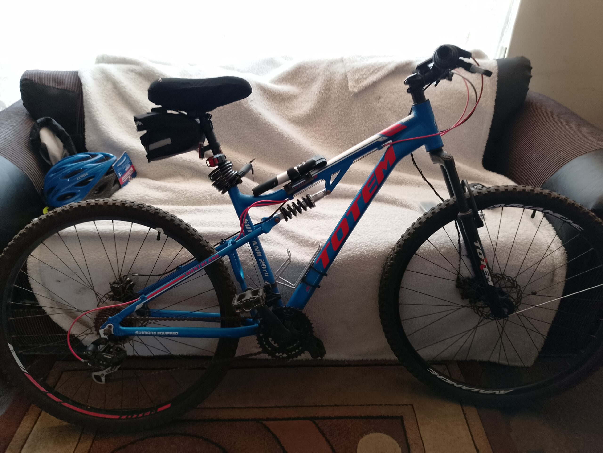 Totem men’s full-suspension bicycle with pump, lock & saddle bag