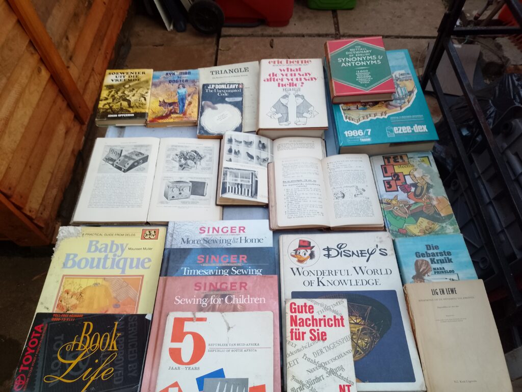 Mixed lot of vintage study guides, children’s & reference books (about 20–30 pcs)