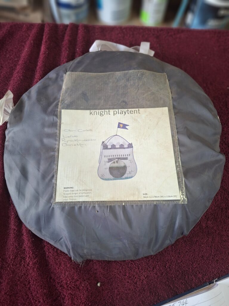 Knight playtent — children’s pop-up tent in round carry bag (90 x 90 x 110 cm) — used, labelled