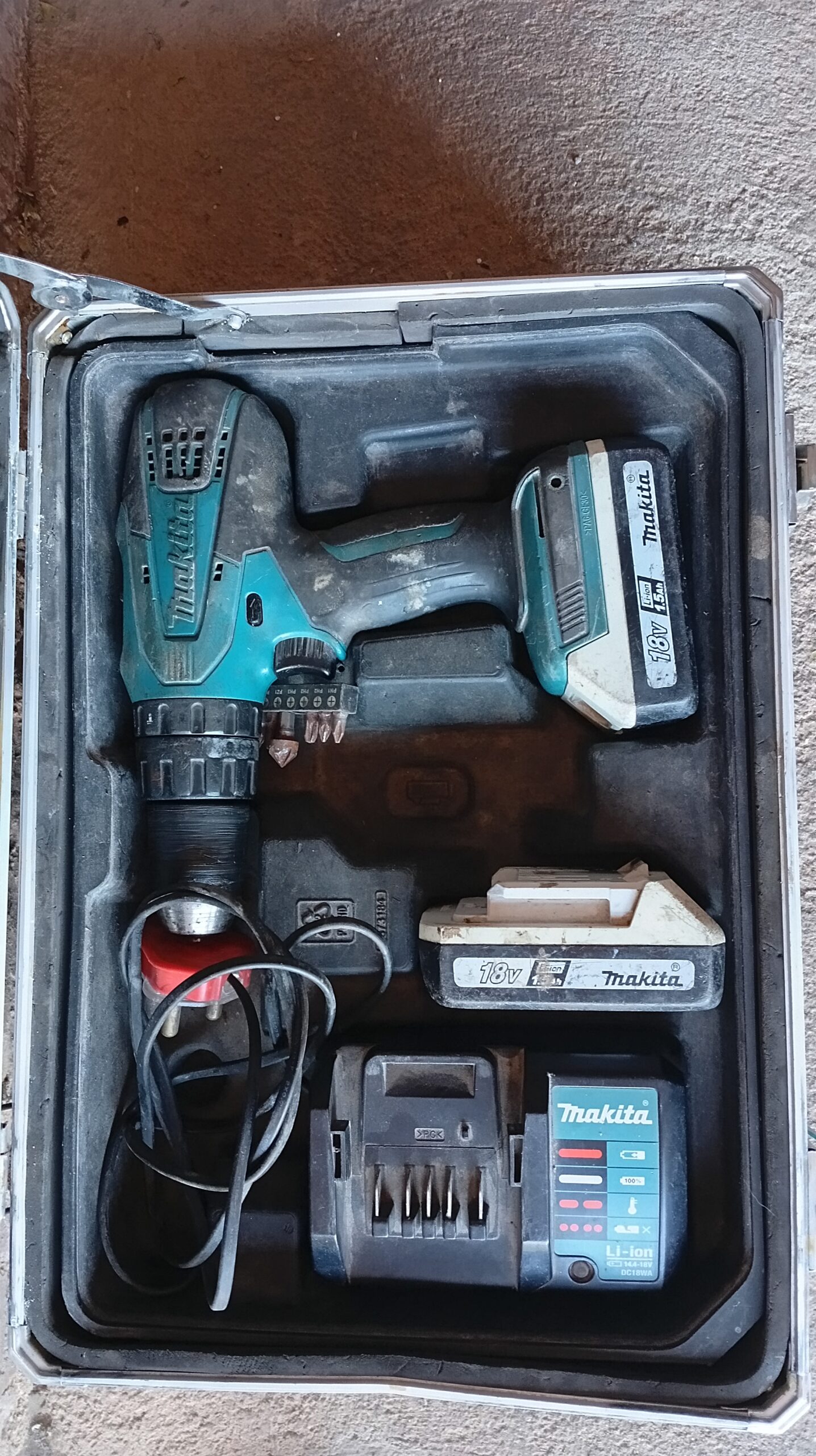 Makita cordless hammer drill kit with 2 batteries, charger, bits & case