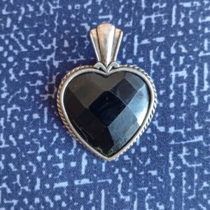 Heart-shaped black stone pendant in silver-toned bezel — vintage style, 2x1 cm