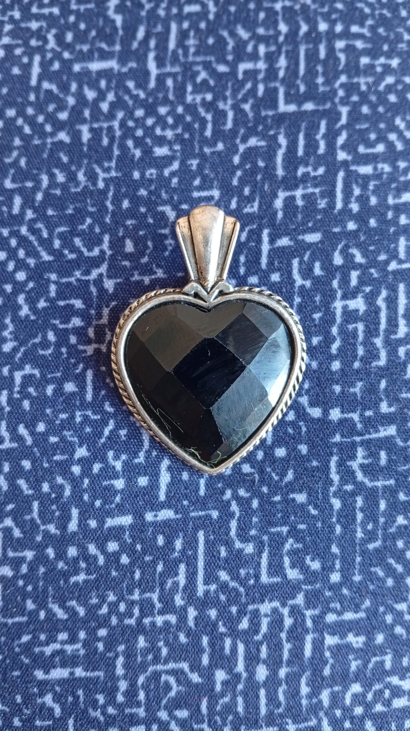 Heart-shaped black stone pendant in silver-toned bezel — vintage style, 2×1 cm