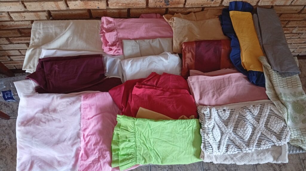 Assorted Bedding Lot – Sheets, Pillowcases & Decorative Crochet Piece (≈15pcs)
