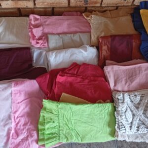 Assorted Bedding Lot – Sheets, Pillowcases & Decorative Crochet Piece (≈15pcs)