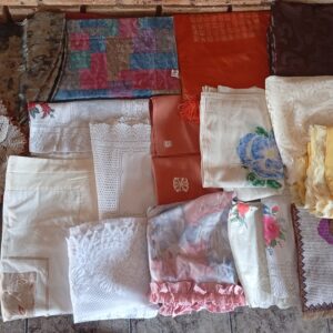 Mixed Lot of Assorted Tablecloths & Linens (Approx. 16 Pieces)