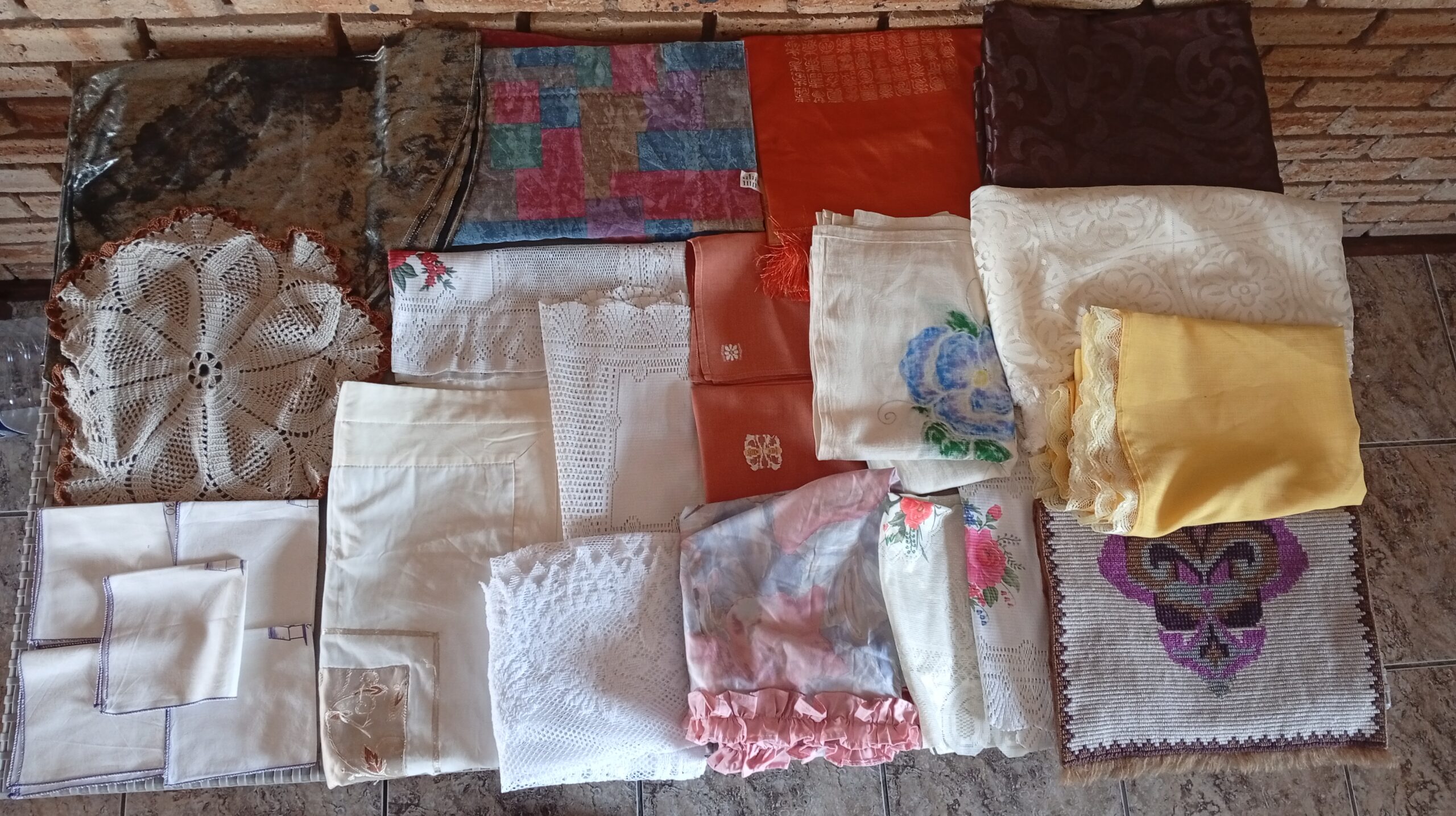 Mixed Lot of Assorted Tablecloths & Linens (Approx. 16 Pieces)