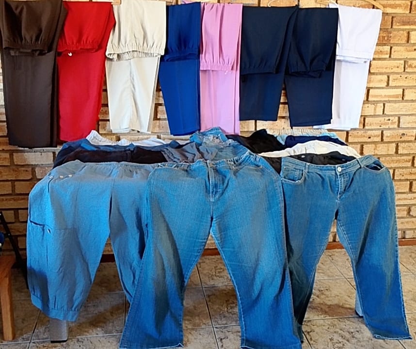 Mixed lot of women’s pants & shorts — 23-piece (seller-confirmed) assortment