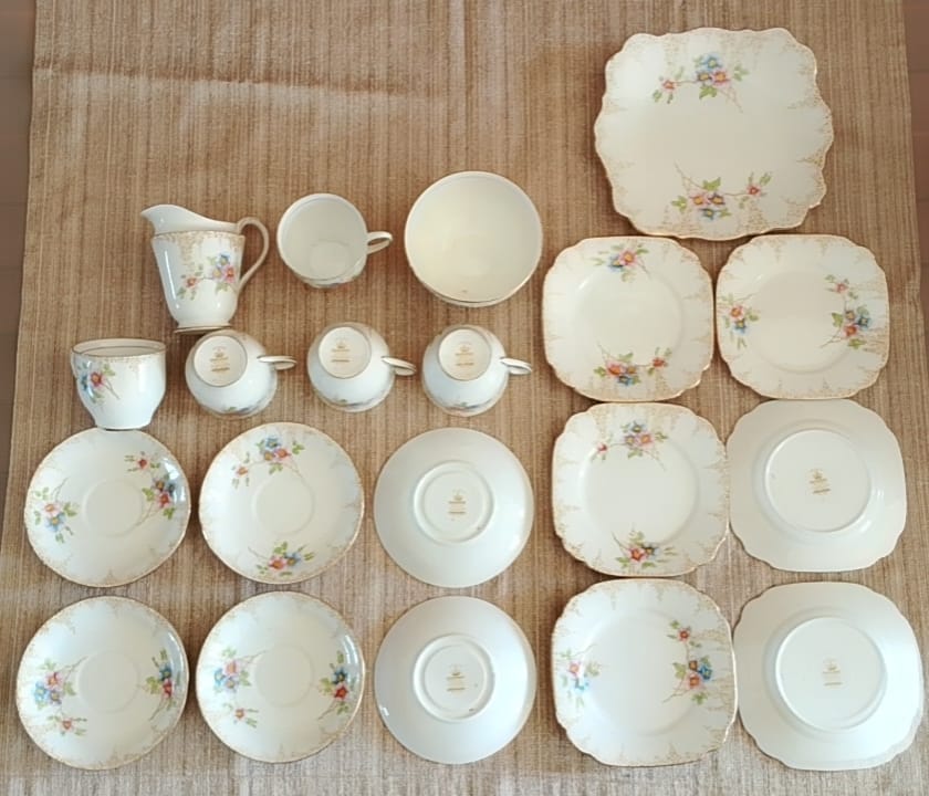 Royal Standard ‘Hedgerow’ 20-Piece Bone China Tea Set