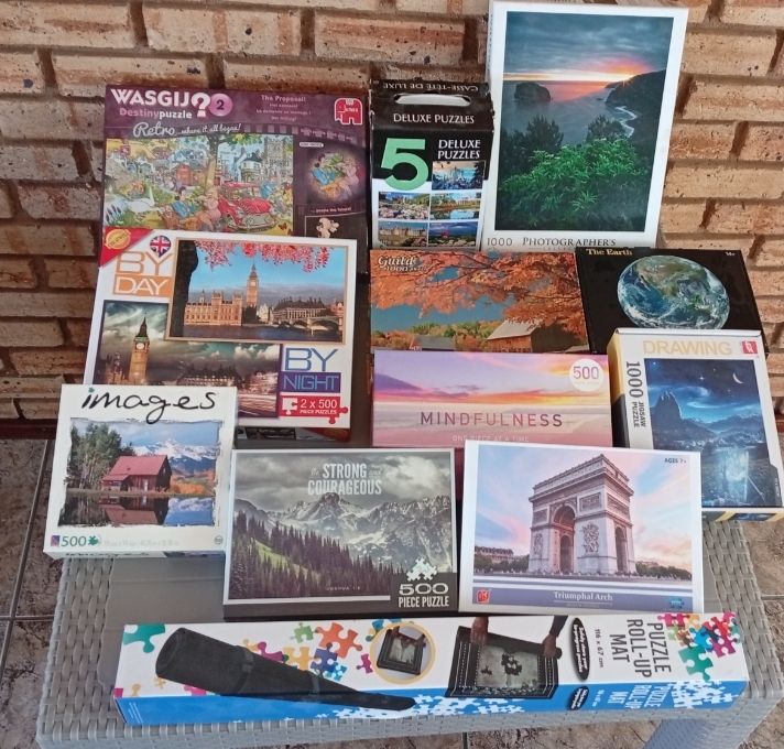 Lot of 16 Boxed Jigsaw Puzzles + Boxed Roll-Up Puzzle Mat (500/1000pc mix)