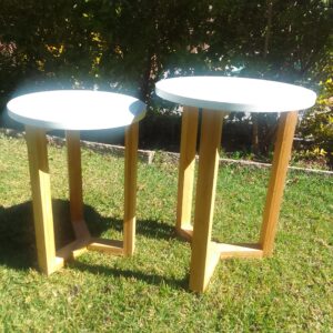 Pair of Round Side Tables with White Tops and Wood-Coloured Legs (Set of 2)