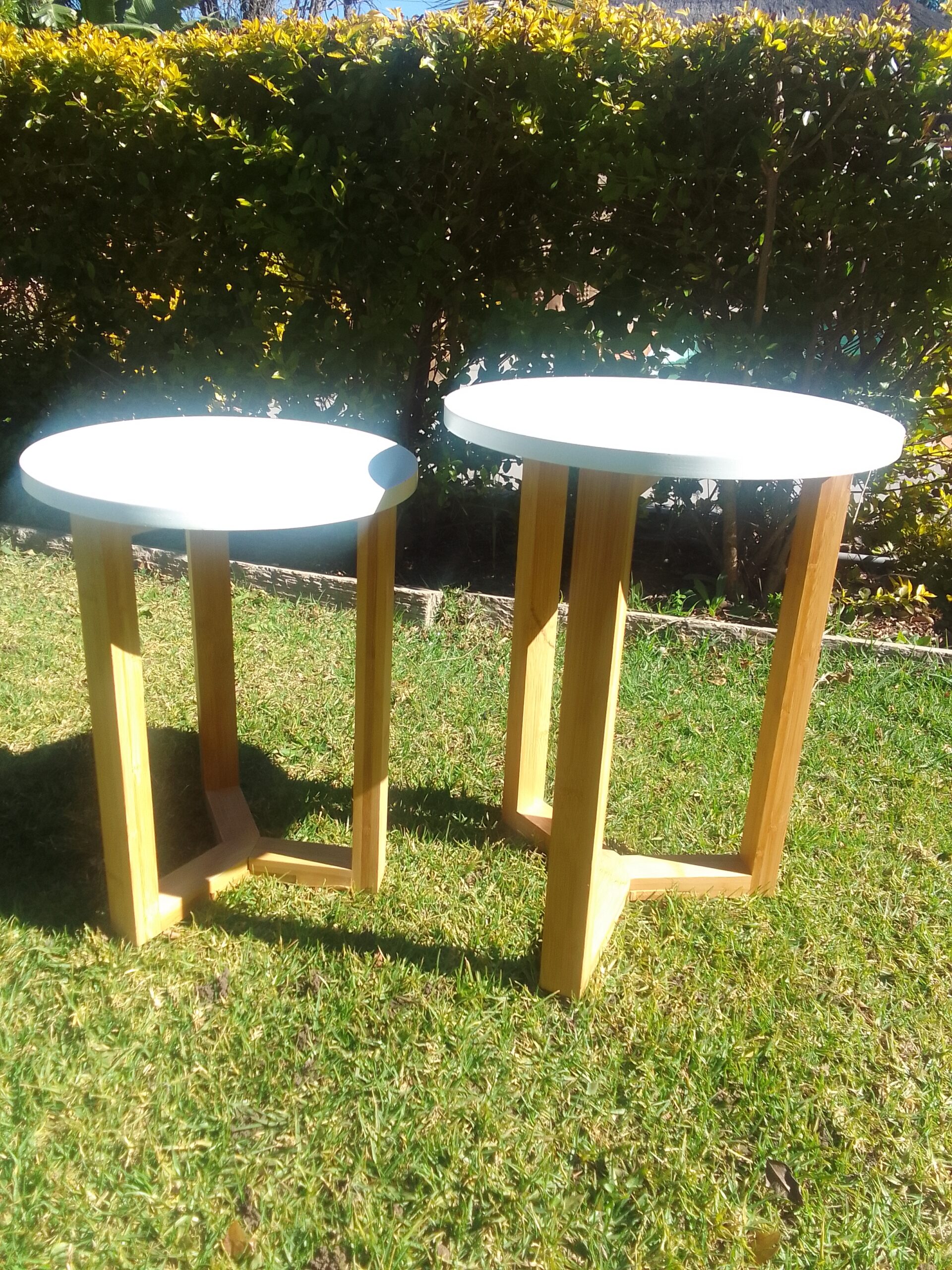 Pair of Round Side Tables with White Tops and Wood-Coloured Legs (Set of 2)