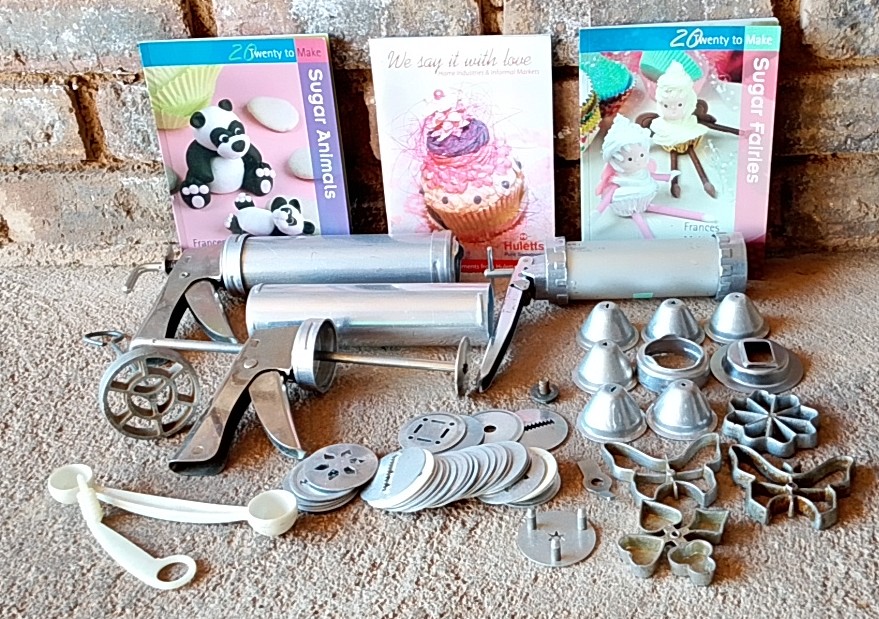 Bundle: Approx. 3 Handheld Cookie Presses with ~30 Discs, Nozzles & 3 Cake-Decorating Books
