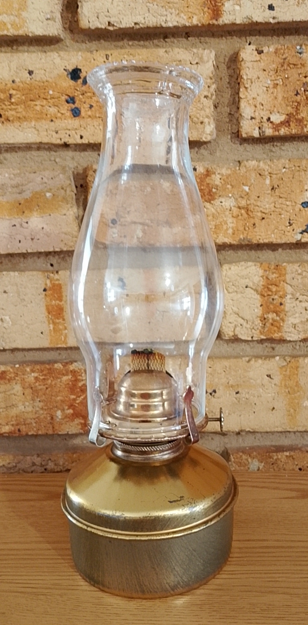 Vintage Brass-coloured Oil Lamp with Clear Glass Chimney (approx. 30cm)