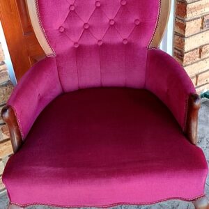 Crimson Victorian-style Velvet Armchair with Button Tufting and Wooden Frame