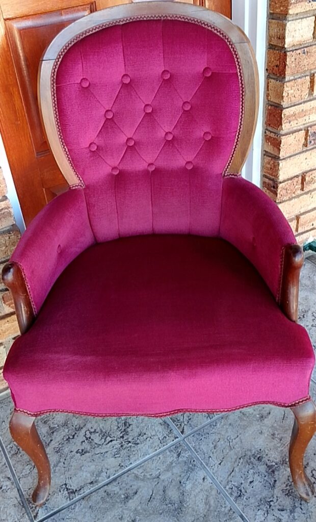 Crimson Victorian-style Velvet Armchair with Button Tufting and Wooden Frame