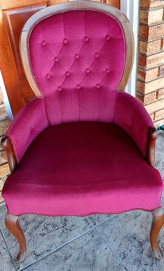 Crimson Victorian-style Velvet Armchair with Button Tufting and Wooden Frame