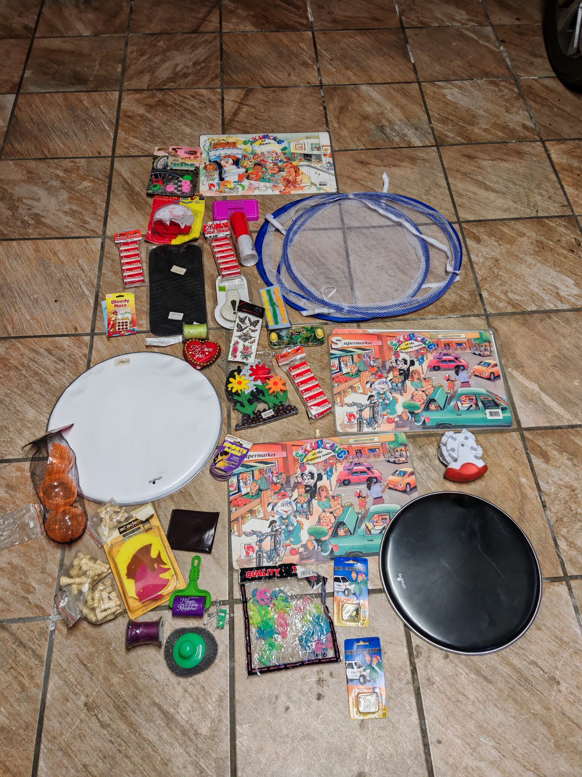 Mixed lot of small novelty toys & household items – sealed packs and loose pieces (25–40 pcs)