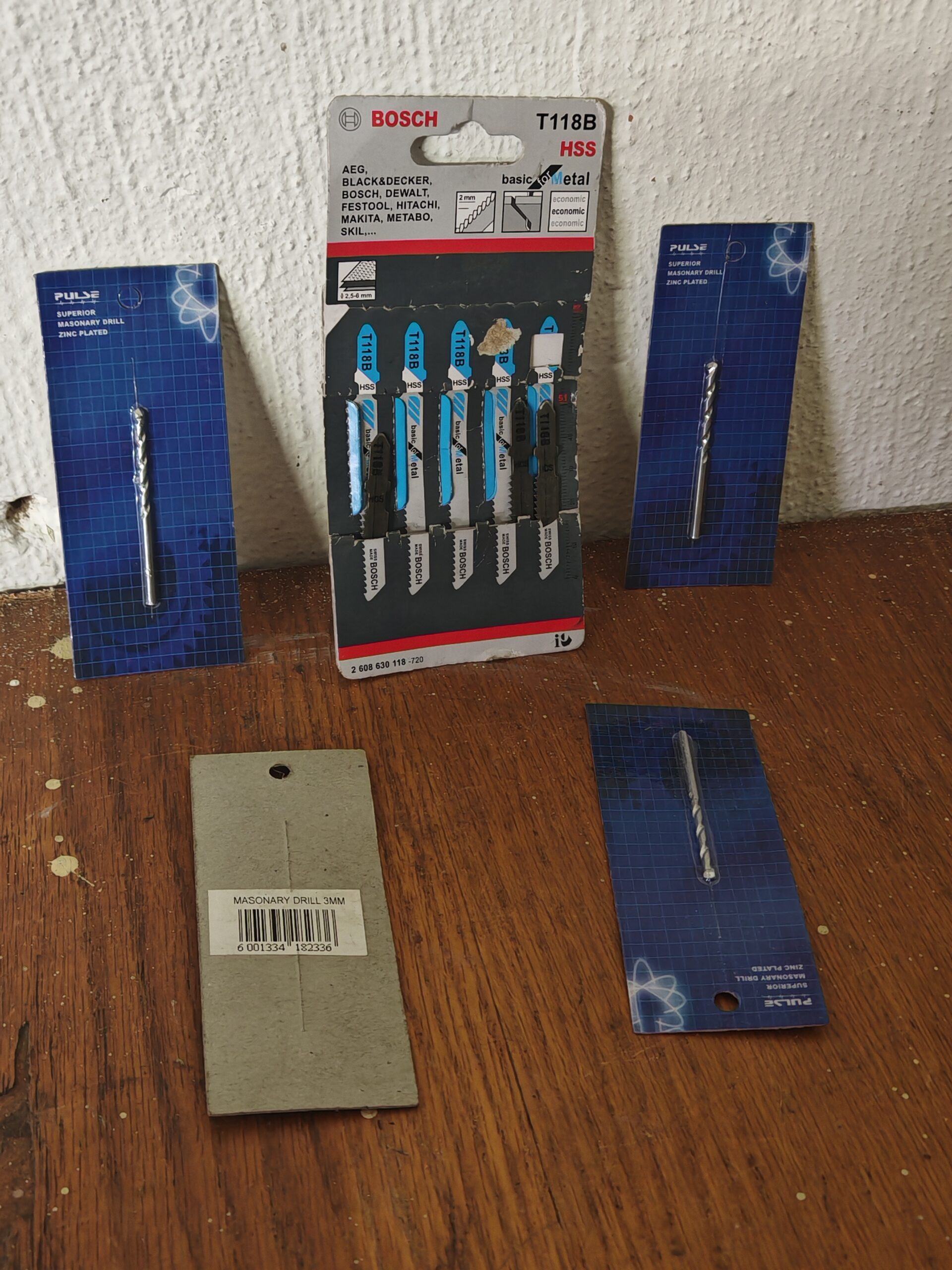 Mixed Lot: Bosch T118B Jigsaw Blade Pack + 3 Carded Drill Bits (4 items)