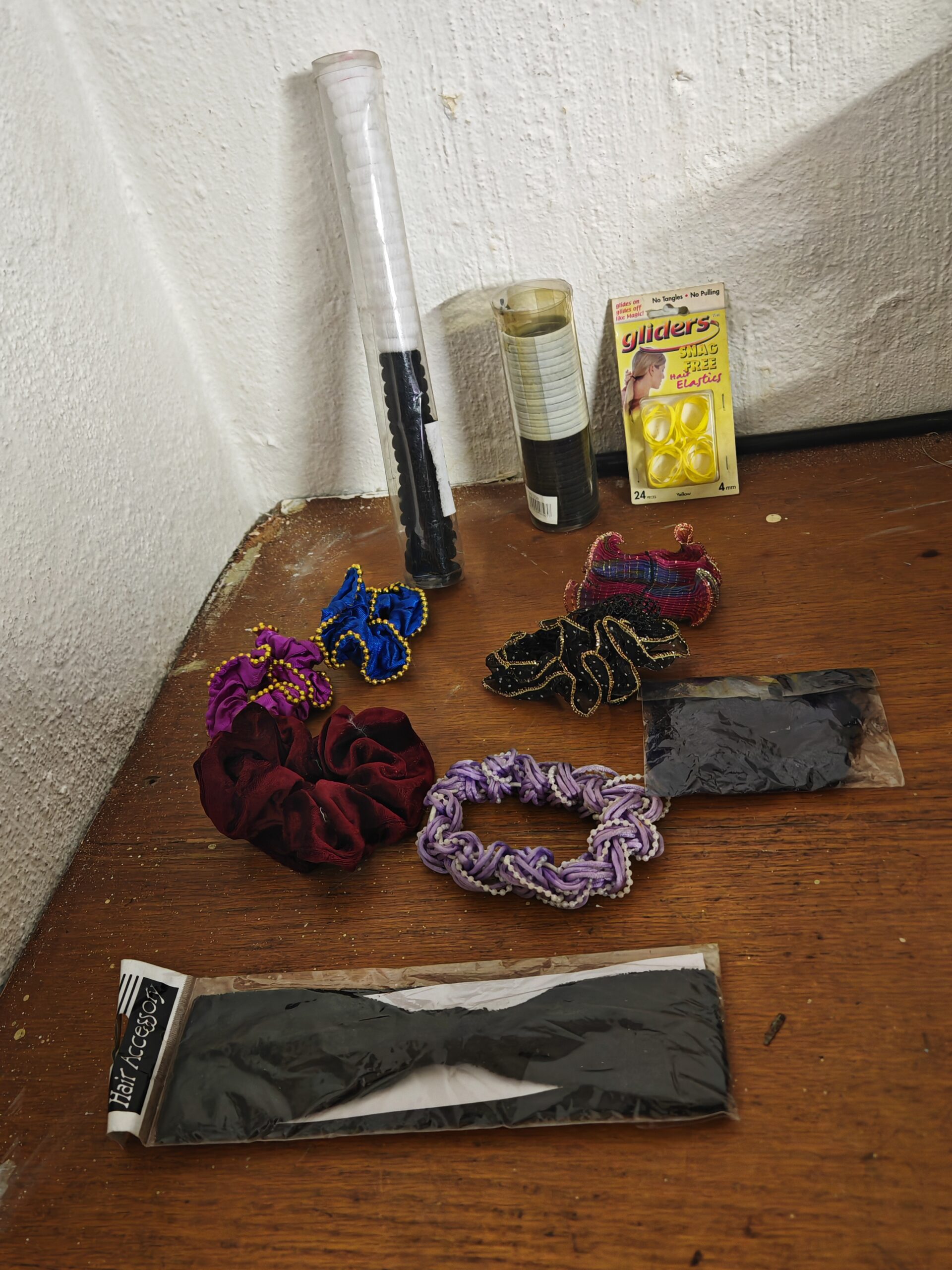 Assorted Hair Bands & Scrunchies Bundle – approx. 11 pieces, mixed packaged/loose
