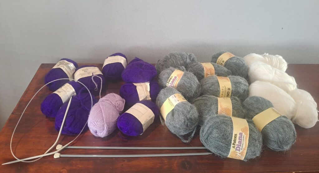 Mixed lot of knitting yarn (approx. 23 skeins) with knitting needles