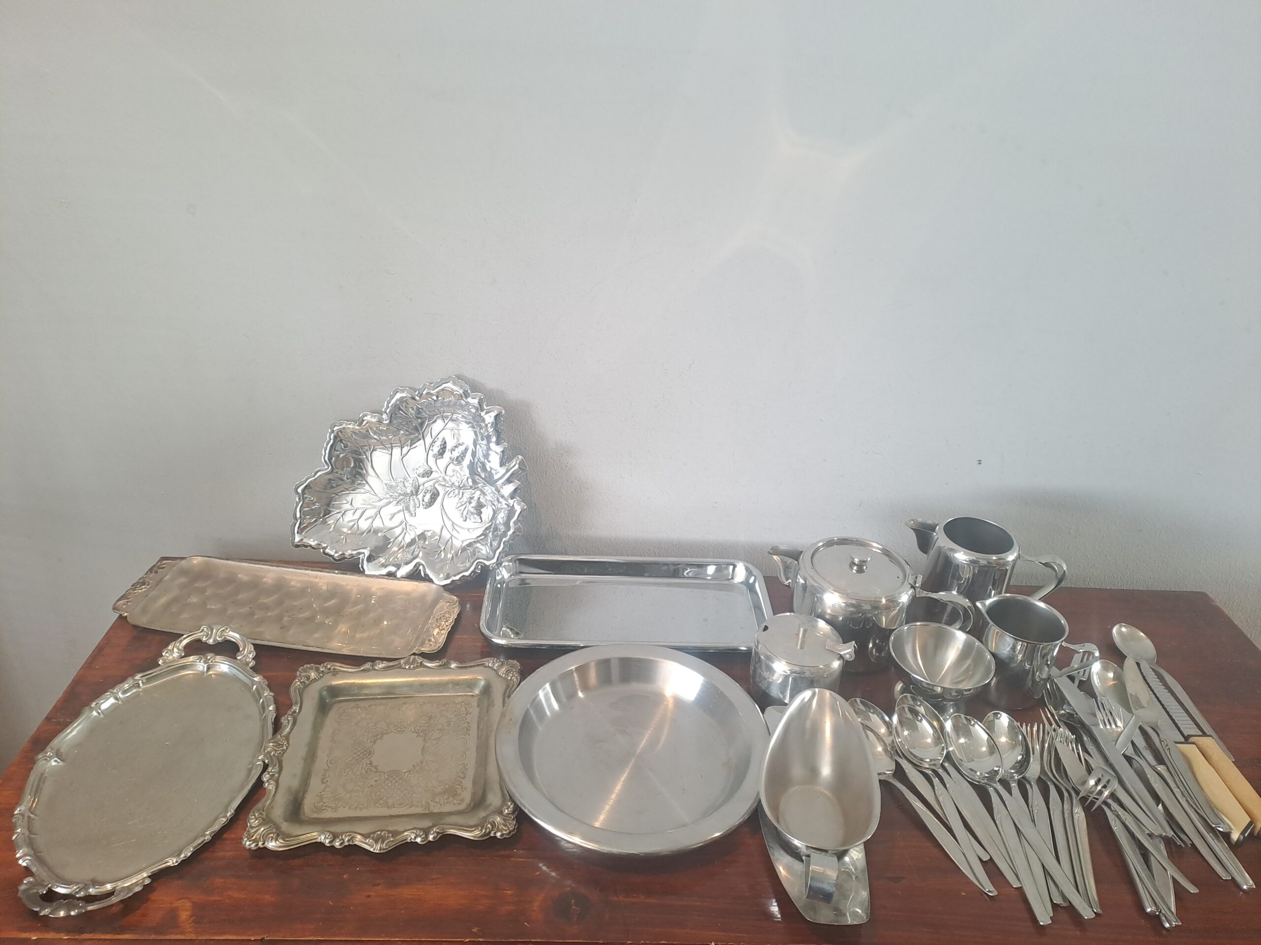 Mixed lot of silver-coloured servingware & cutlery — approx. 25–35 pcs