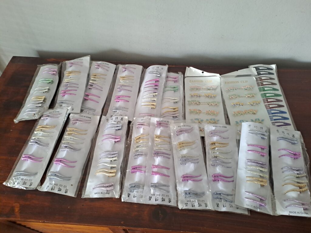 Job Lot of Girls’ Hair Clips on Retail Cards — Assorted Colours (approx. 20–24 cards)