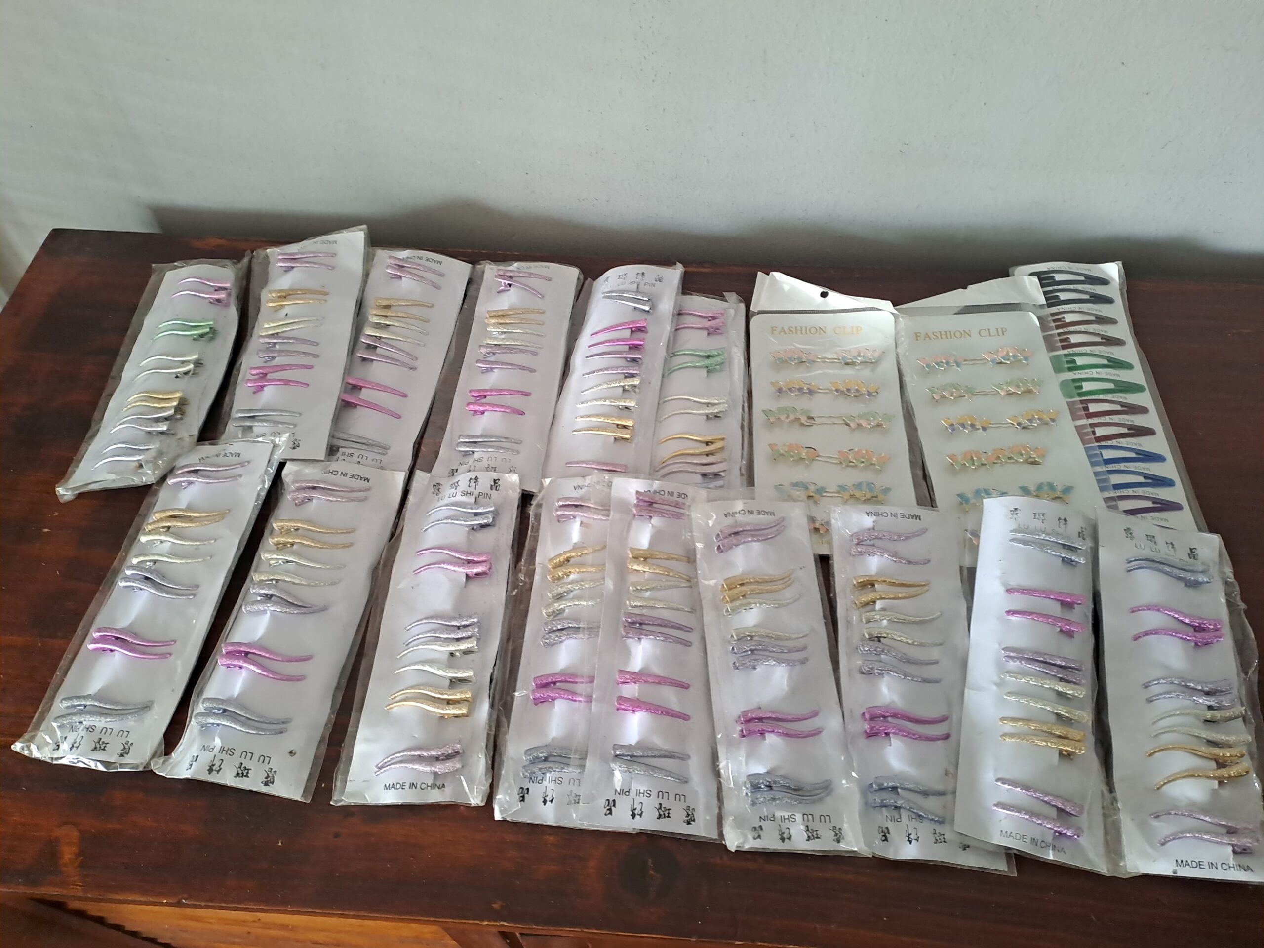 Job Lot of Girls’ Hair Clips on Retail Cards — Assorted Colours (approx. 20–24 cards)