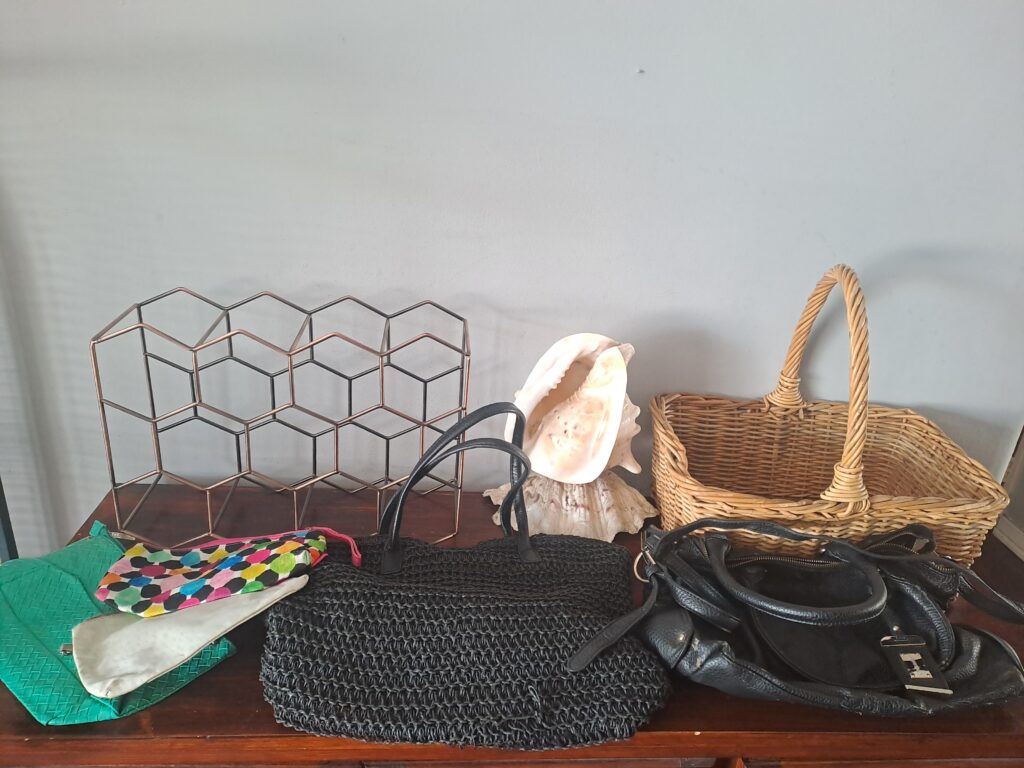 Mixed household lot: wine rack, shell lamp, handbags & wicker basket (8 items)