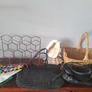 Mixed household lot: wine rack, shell lamp, handbags & wicker basket (8 items)