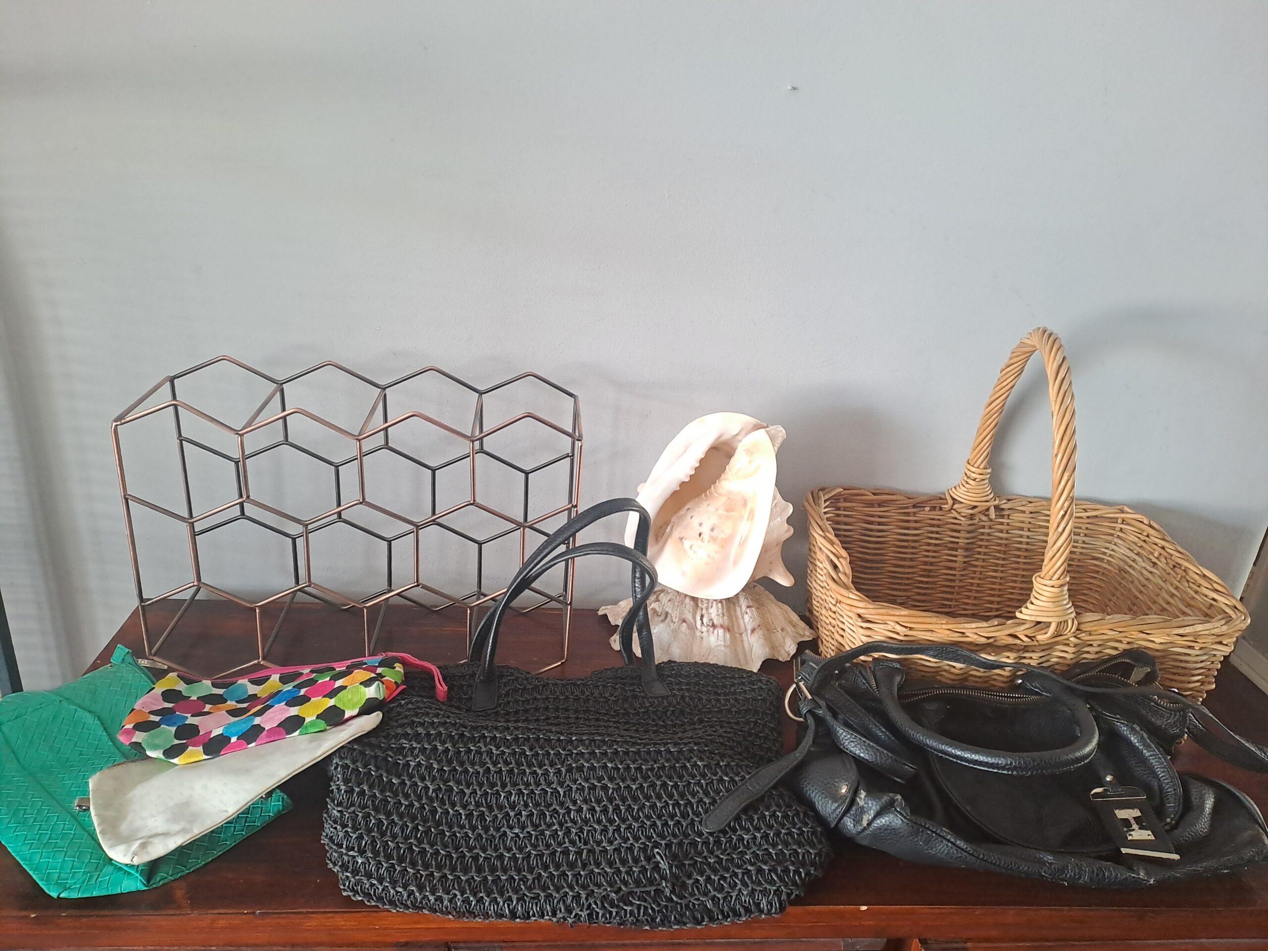 Mixed household lot: wine rack, shell lamp, handbags & wicker basket (8 items)