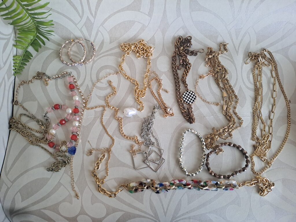 Assorted costume jewellery lot — mixed necklaces, bracelets & earrings (approx. 18pcs)