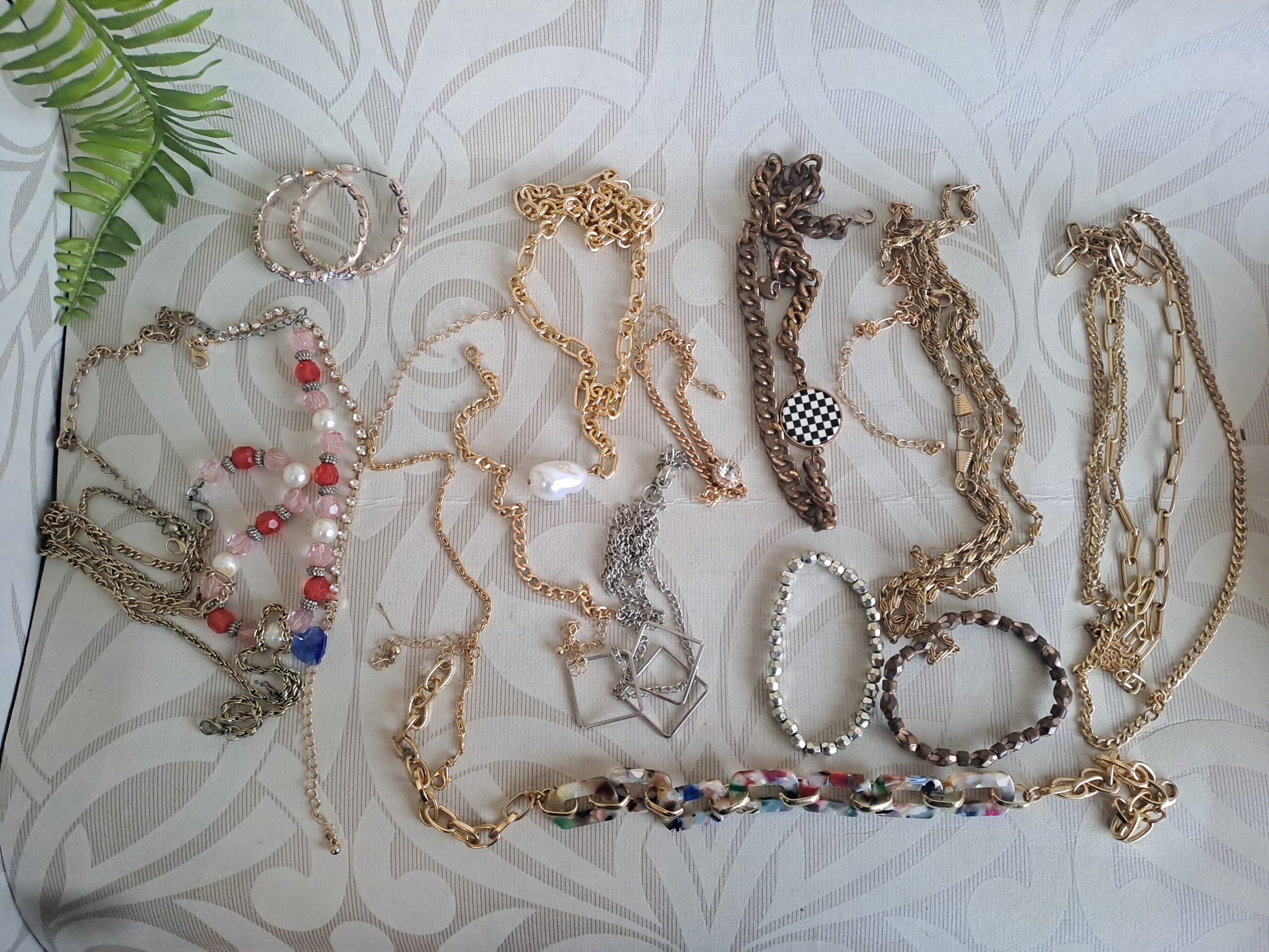Assorted costume jewellery lot — mixed necklaces, bracelets & earrings (approx. 18pcs)