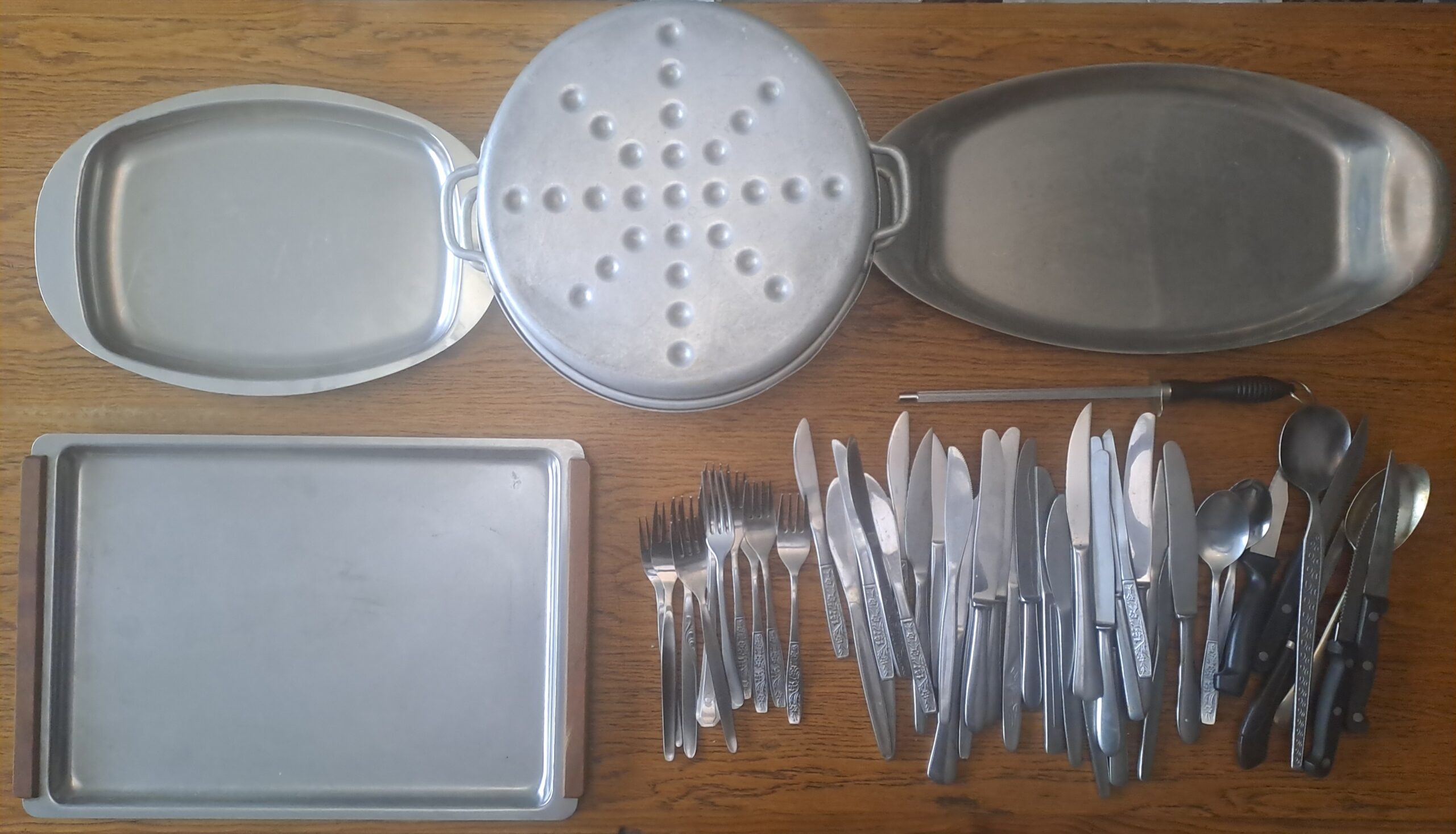 Mixed Lot: Stainless-Look Serving & Baking Trays with Assorted Cutlery (60–75 pcs)