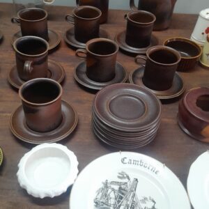 Mixed lot: Brown mottled cups & saucers with assorted tabletop ceramics (approx. 20–25 pcs)