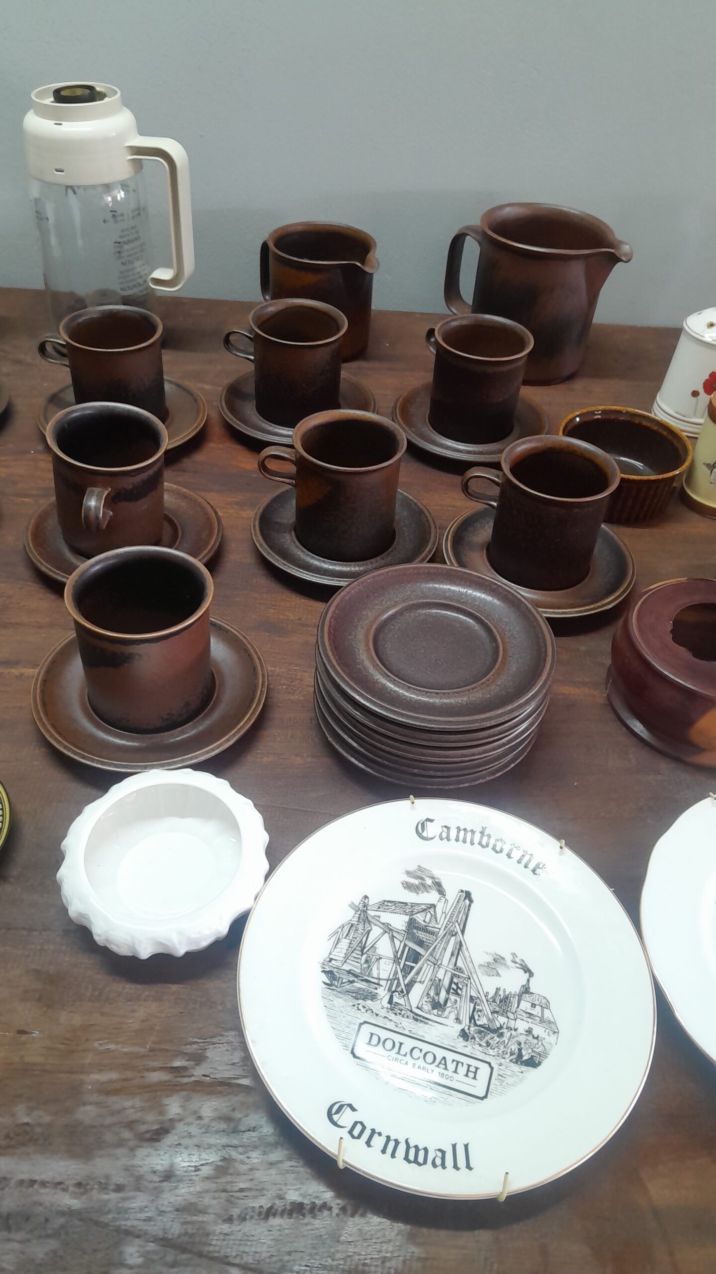 Mixed lot: Brown mottled cups & saucers with assorted tabletop ceramics (approx. 20–25 pcs)