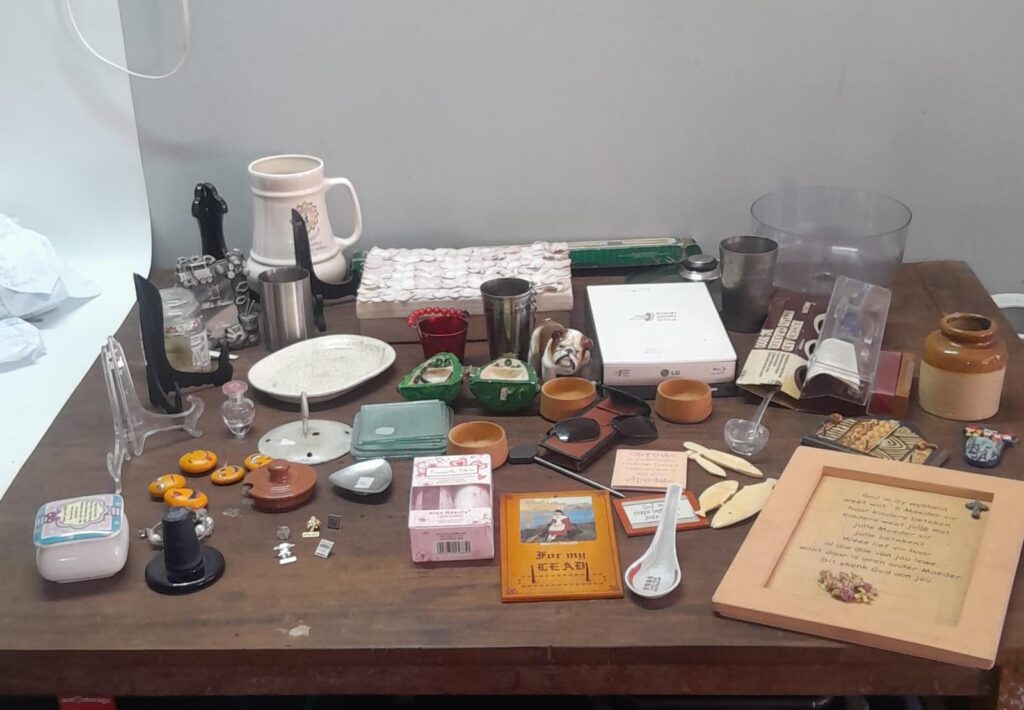 Mixed lot of approx. 40–60 assorted small household items & collectibles