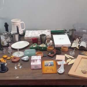 Mixed lot of approx. 40–60 assorted small household items & collectibles