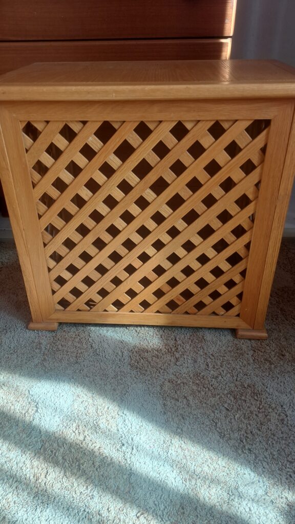 Wooden Lattice-Style Laundry Basket with Hinged Lid