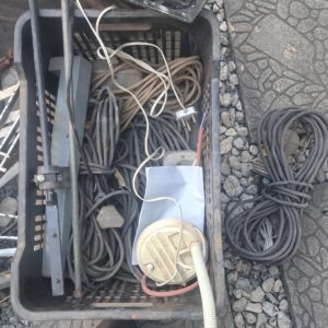Mixed joblot of assorted cables, lights and metal fittings (crate)