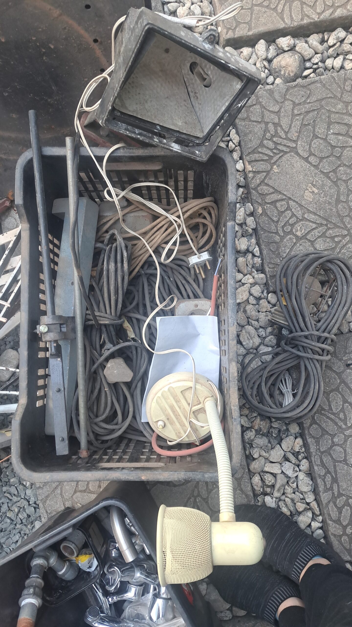 Mixed joblot of assorted cables, lights and metal fittings (crate)