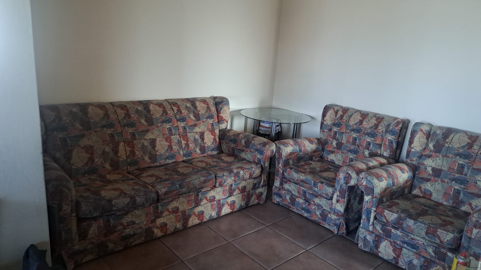 3-piece patterned lounge suite (sofa + 2 armchairs) with round glass coffee table