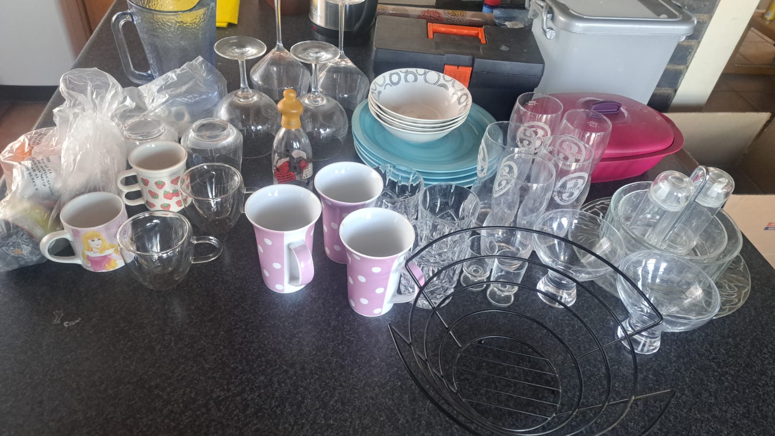 Mixed Kitchenware Lot – Assorted Glassware, Mugs, Plates & Containers (30–40 pcs)