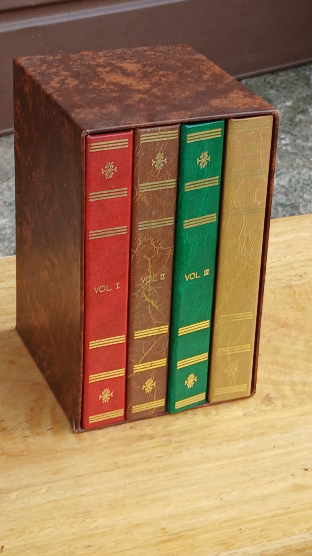 Set of 4 Faux-Leather Bound Photo Albums in Slipcase (21x13x13cm)