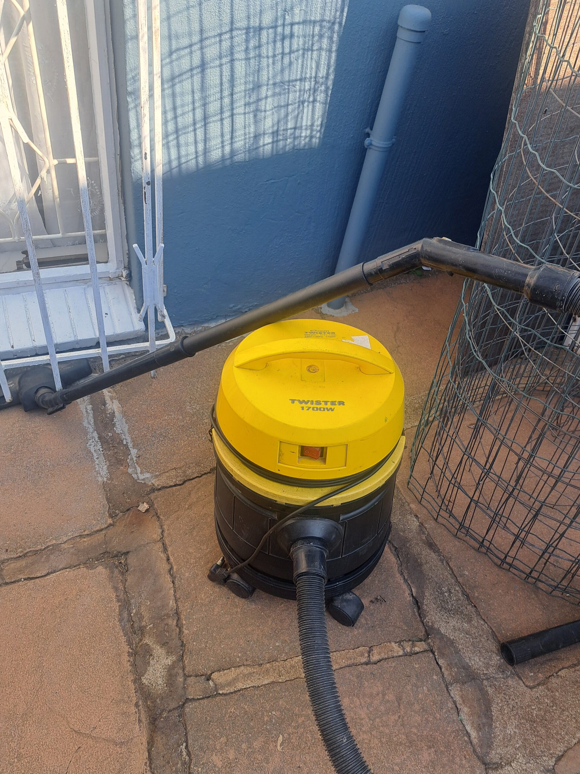 TWISTER CT-100 Yellow & Black Cylinder Vacuum Cleaner with Hose & Wands