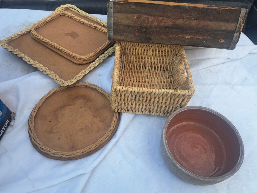 Mixed household bundle: woven trays, square basket, wooden crate & ceramic bowl (7pc)