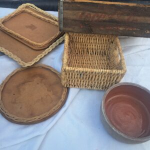 Mixed household bundle: woven trays, square basket, wooden crate & ceramic bowl (7pc)