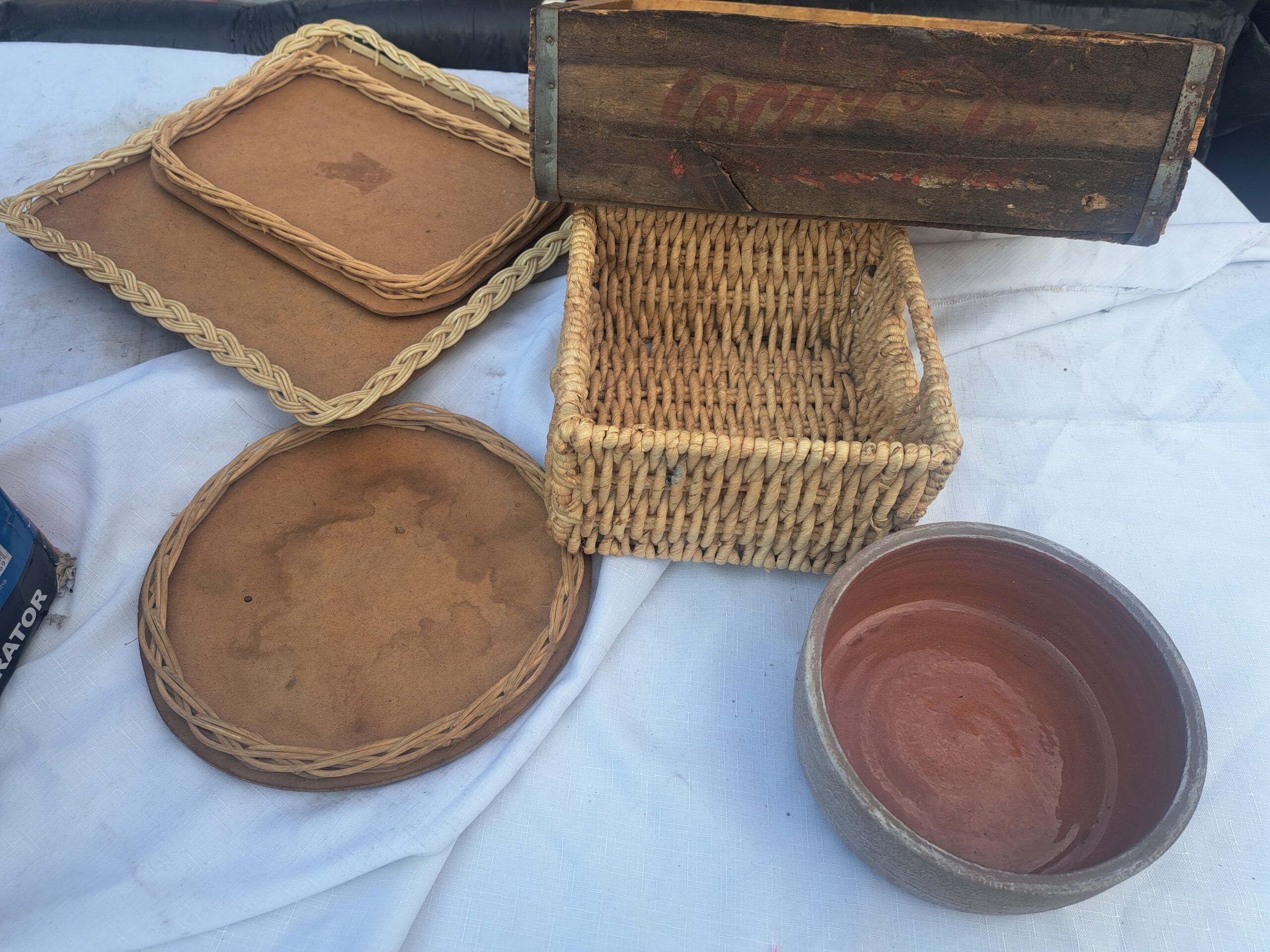 Mixed household bundle: woven trays, square basket, wooden crate & ceramic bowl (7pc)