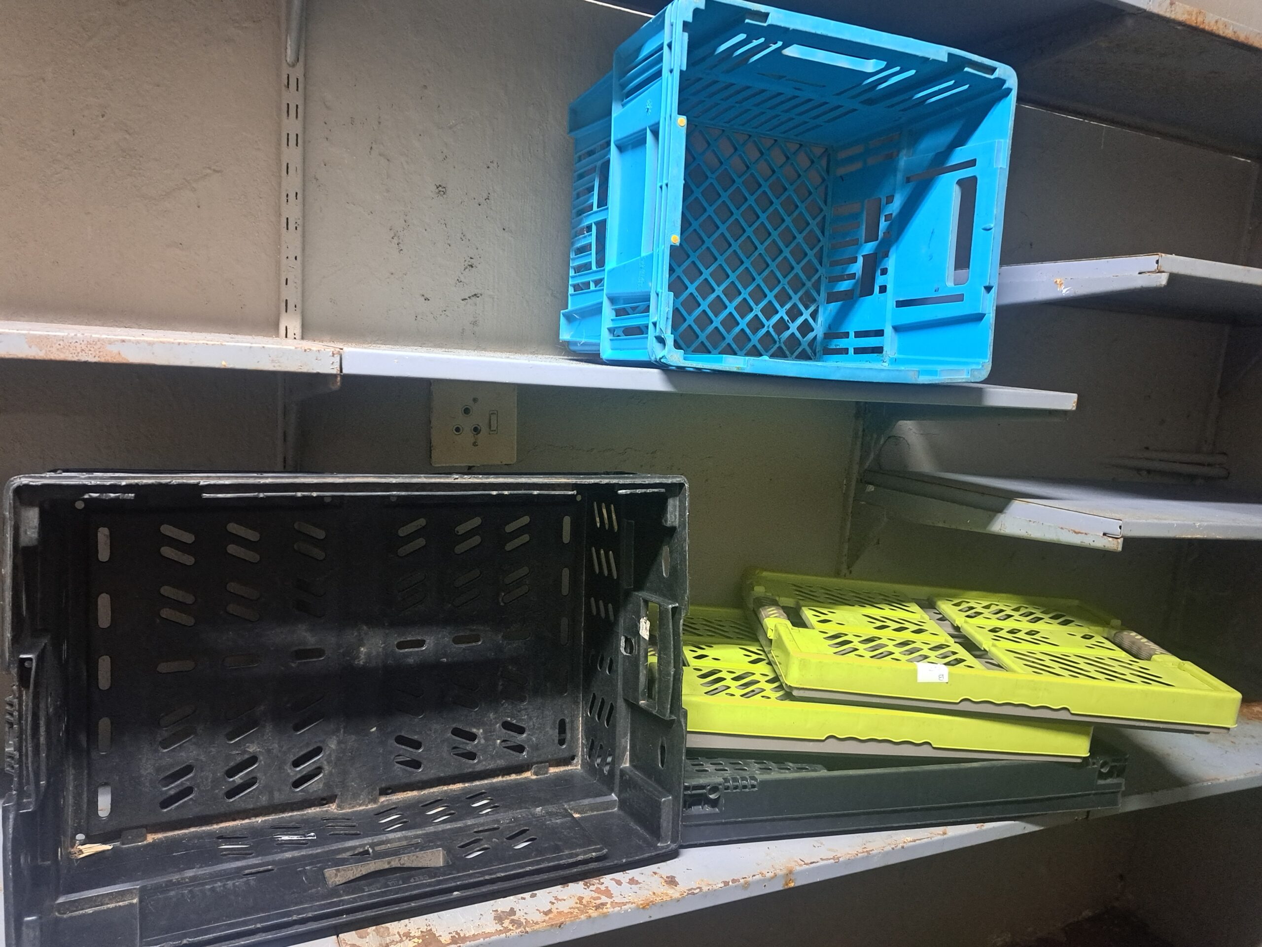 Bundle of 5 Mixed-Colour Plastic Crates & Folding Panels