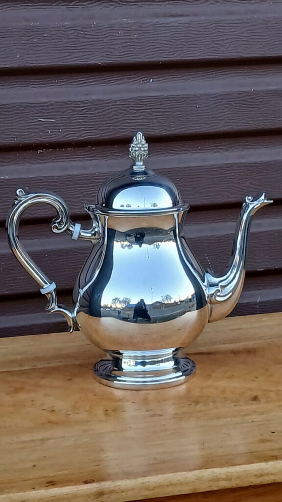 Elegant Silver-Plated Teapot – Highly Polished, Ornate Handle & Finial