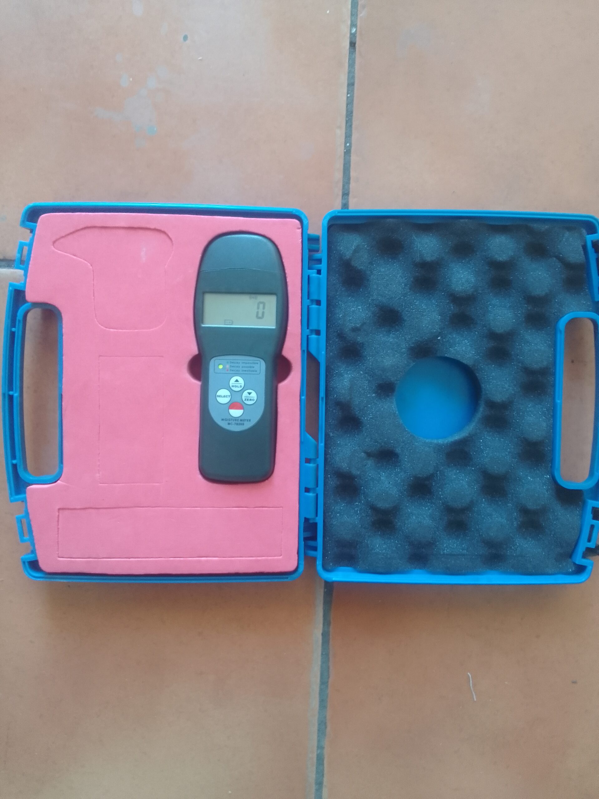 Handheld Moisture Meter in Blue Carrying Case (Powers On)
